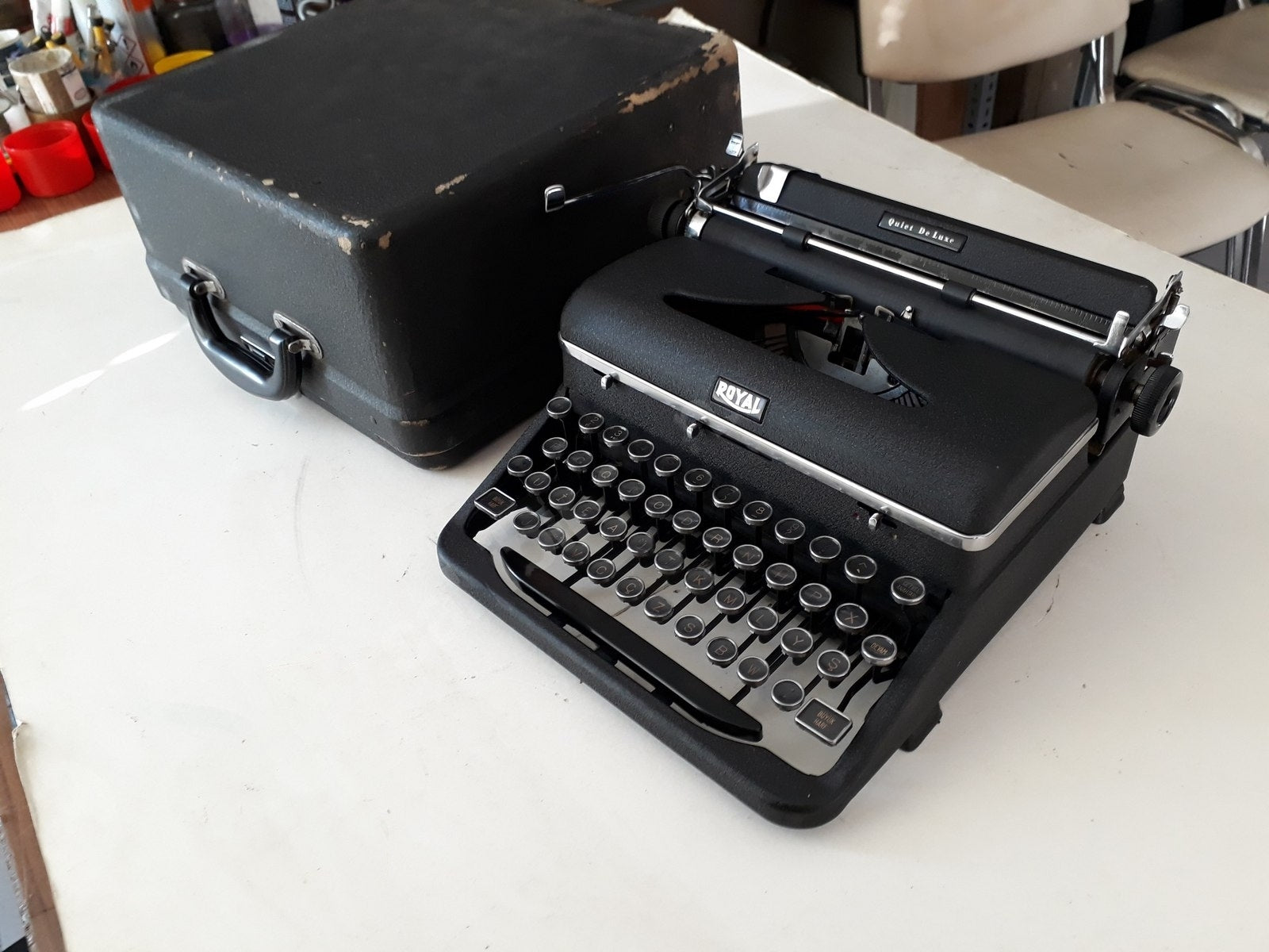 1940s American production, Royal Quiet de luxe typewriter, Metal Heavy Case  Typewriter