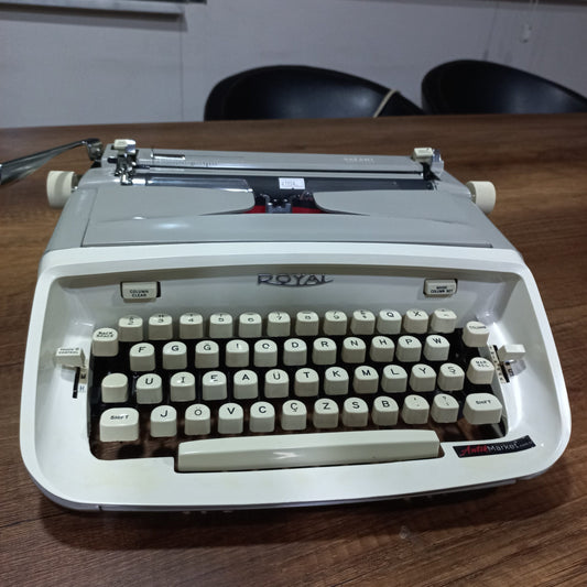 Royal safari USA made Rare Typewriter