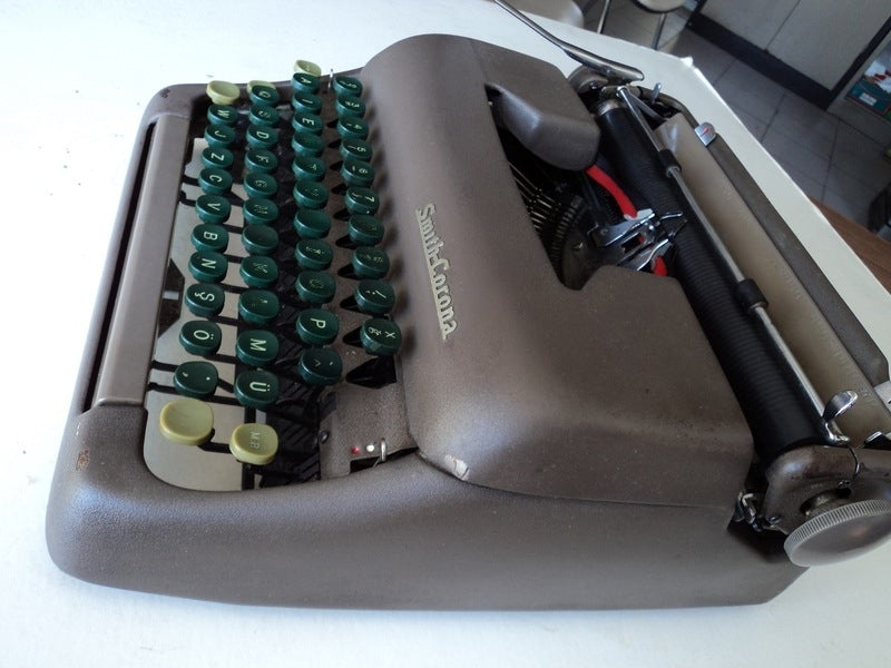 Smith Corona Clipper Typewriter, Original Color and Green Keyboard