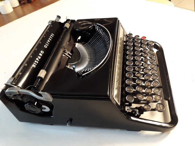 Made in Italy in 1940, Olivetti Studio 46 typewriter glass keys, Very clean and in working condition.