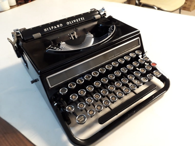 Made in Italy in 1940, Olivetti Studio 46 typewriter glass keys, Very clean and in working condition.