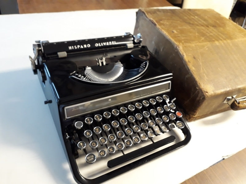 Made in Italy in 1940, Olivetti Studio 46 typewriter glass keys, Very clean and in working condition.