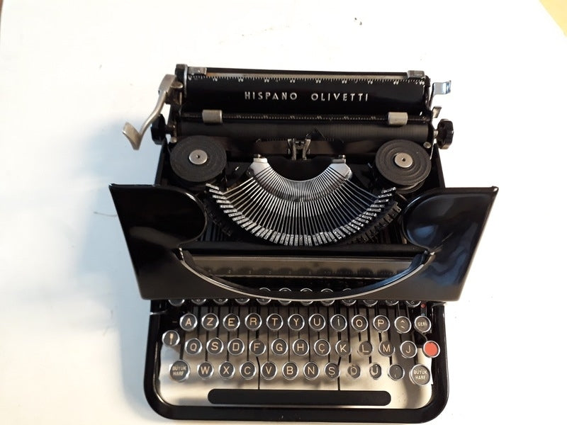 Made in Italy in 1940, Olivetti Studio 46 typewriter glass keys, Very clean and in working condition.