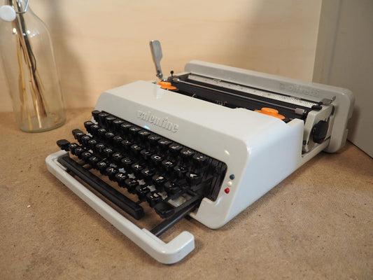 Olivetti Valentine WHITE typewriter 1970's portable vintage typewriter vtg Ettore Sottsass vintage design