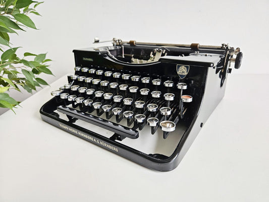 Rare, vintage TRIUMPH Durabel, typewriter from the 1930s, collectible. Good working condition. Unusual gift. Retro office decor