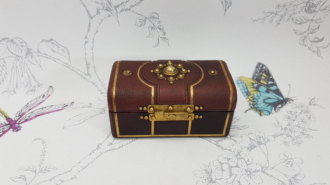 Antique sewing etui trunk, small Victorian leather covered sewing box with gilt decoration, collectable antique sewing and needlework tools