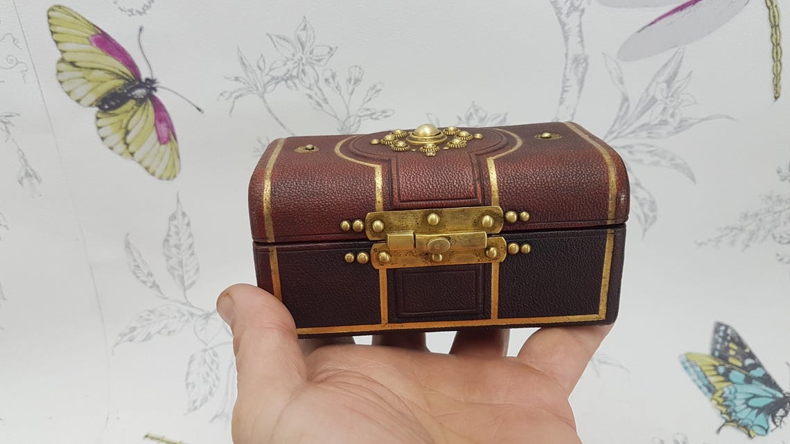 Antique sewing etui trunk, small Victorian leather covered sewing box with gilt decoration, collectable antique sewing and needlework tools