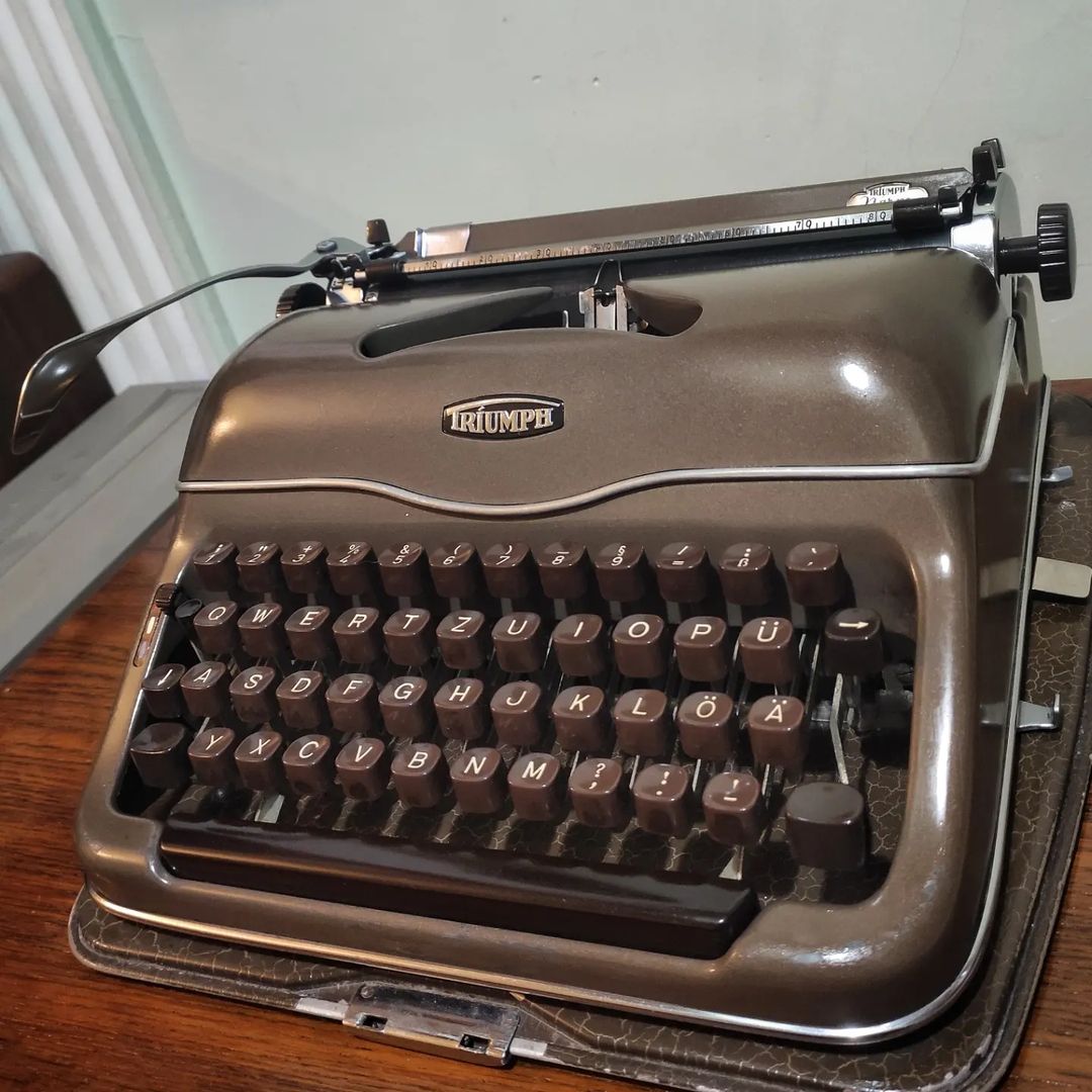 Triumph brand Norm model portable typewriter Brown color