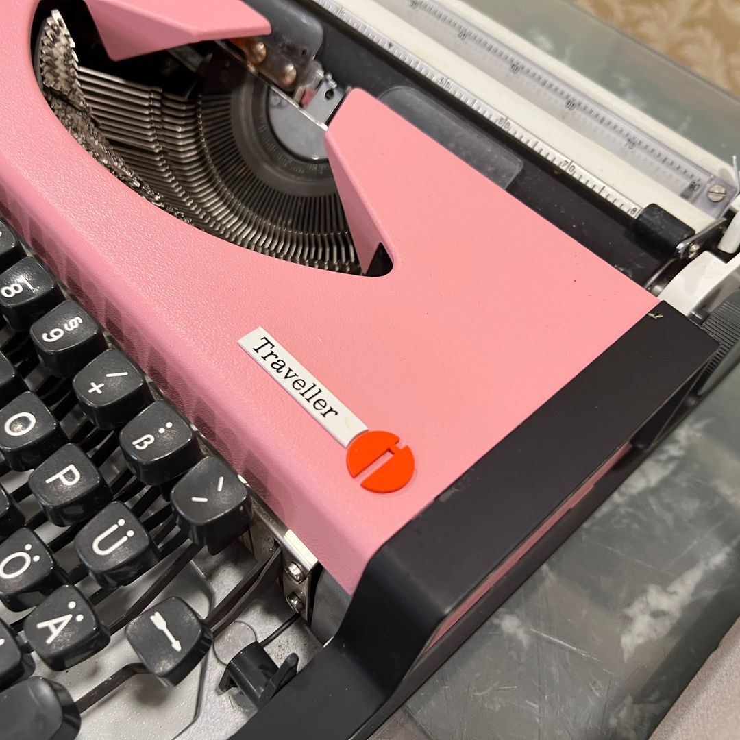 Olympia traveller Q keyboard typewriter Rare Pink Color2