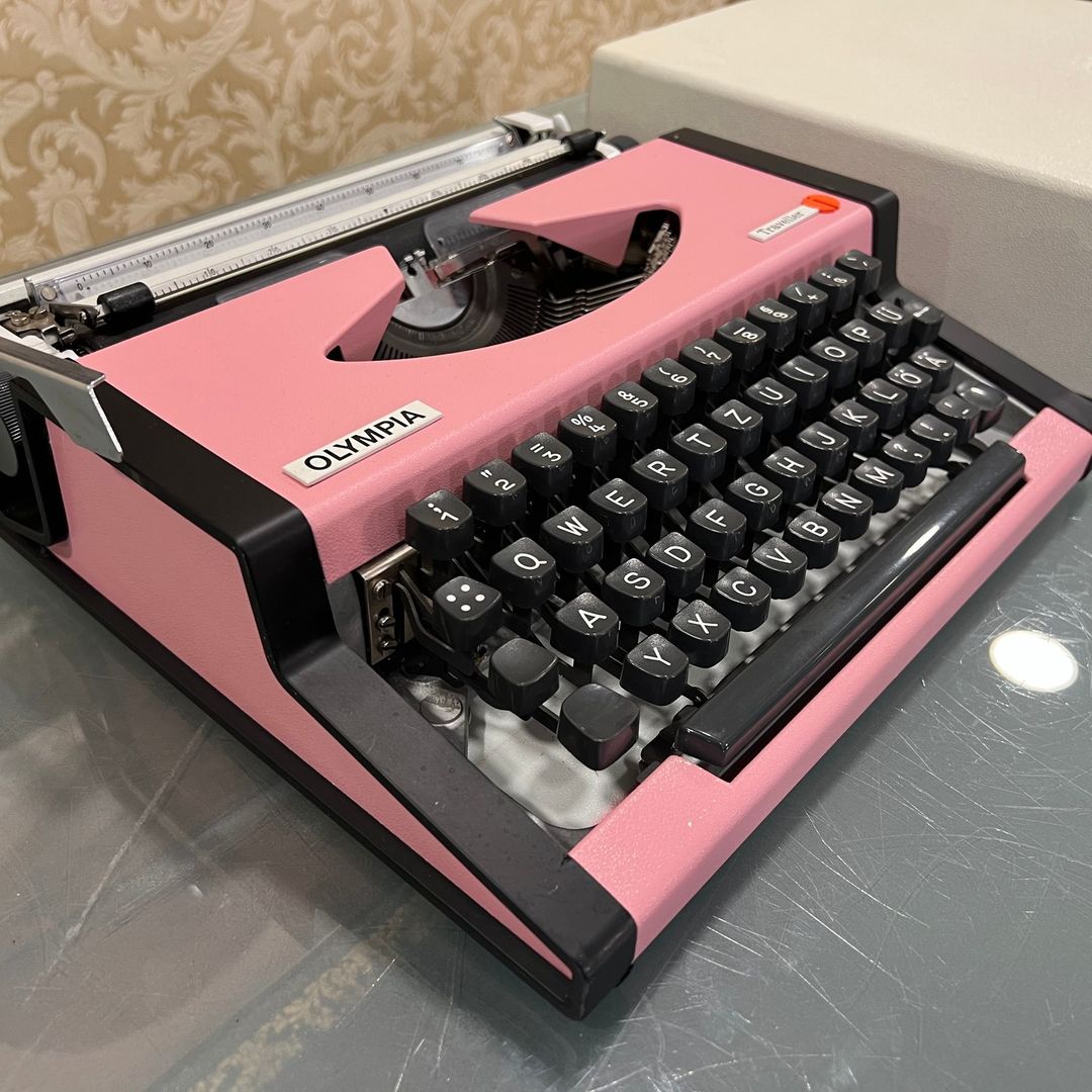 Olympia traveller Q keyboard typewriter Rare Pink Color2