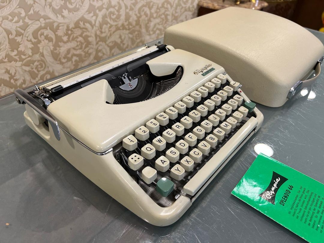 Olympia Splendid 33 Q keyboard Typewriter