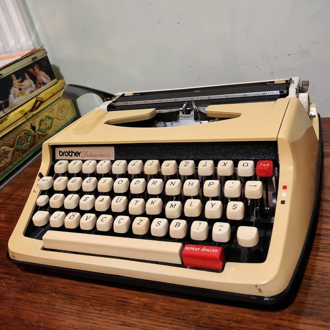 1970's Japan  Brother brand Deluxe 850TR model portable typewriter