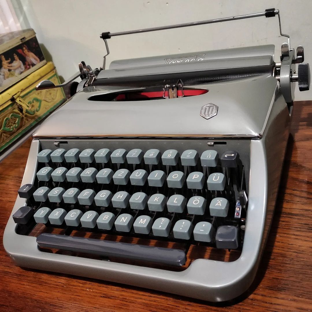 Torpedo brand 20 ( Blue Bird ) model portable typewriter