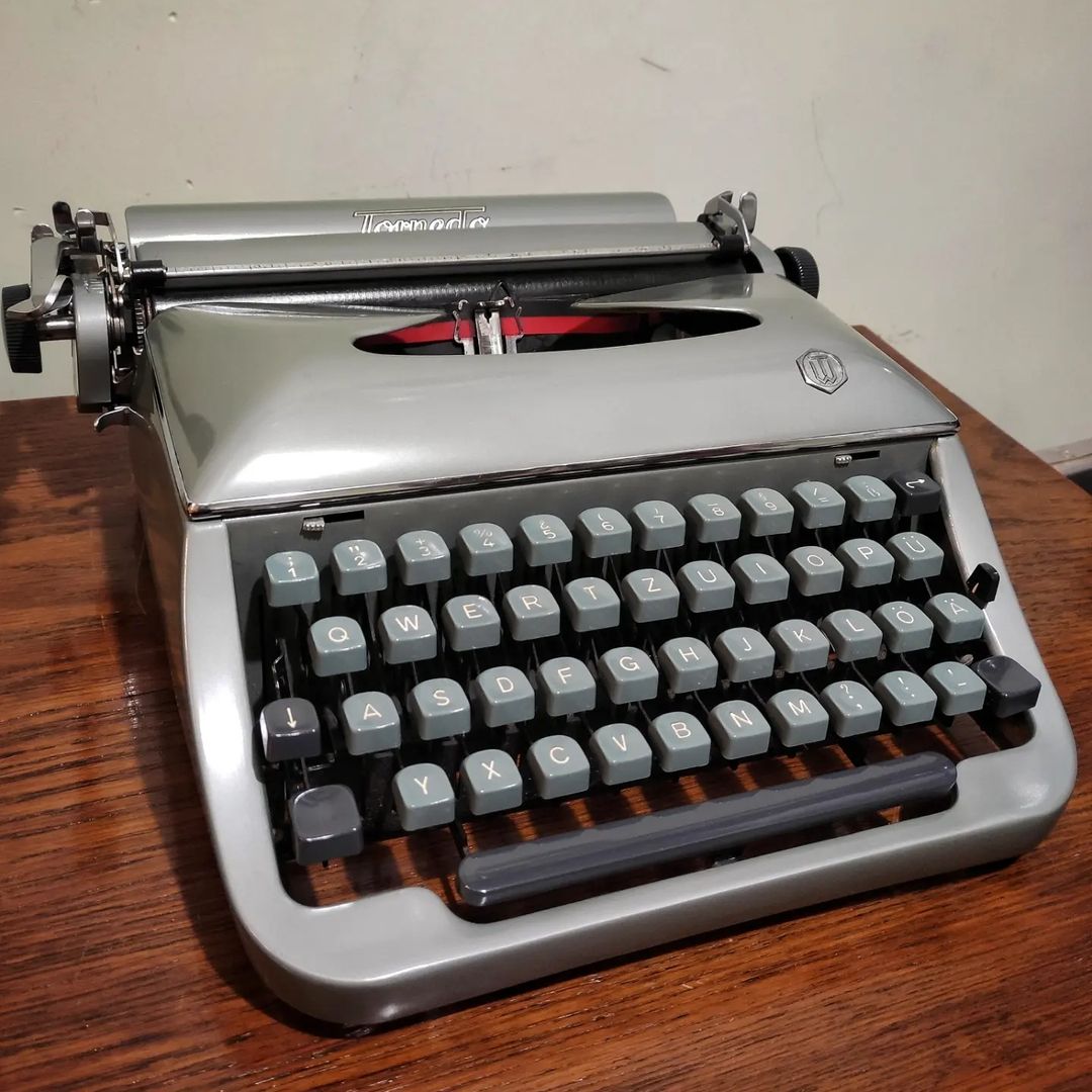 Torpedo brand 20 ( Blue Bird ) model portable typewriter
