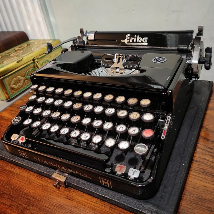 1940's Germany  Erika brand Meisterklasse (Master Class) portable typewriter with serial number 997890/M of Emil Jahn
