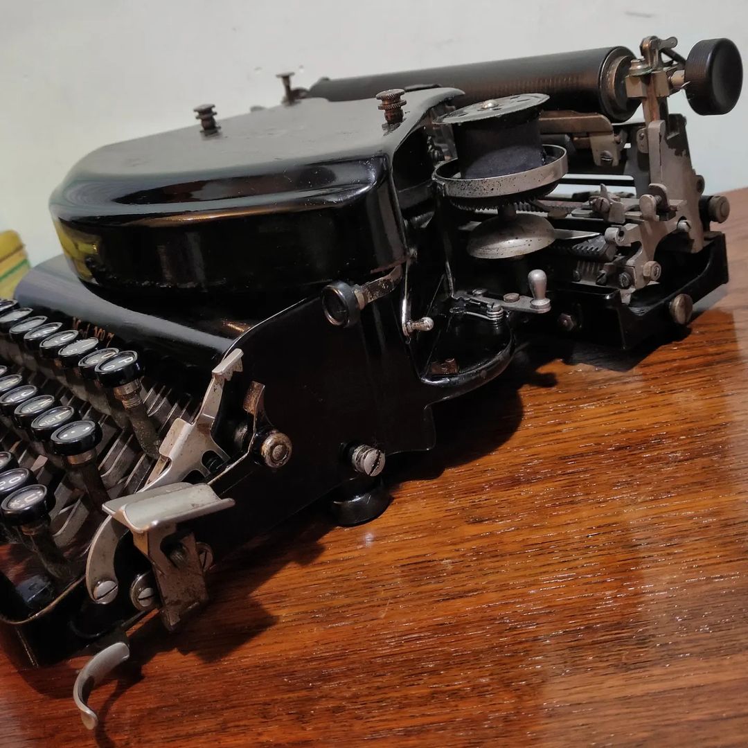 1916 Germany  "Italic Font" Adler brand No. 7 model portable typewriter