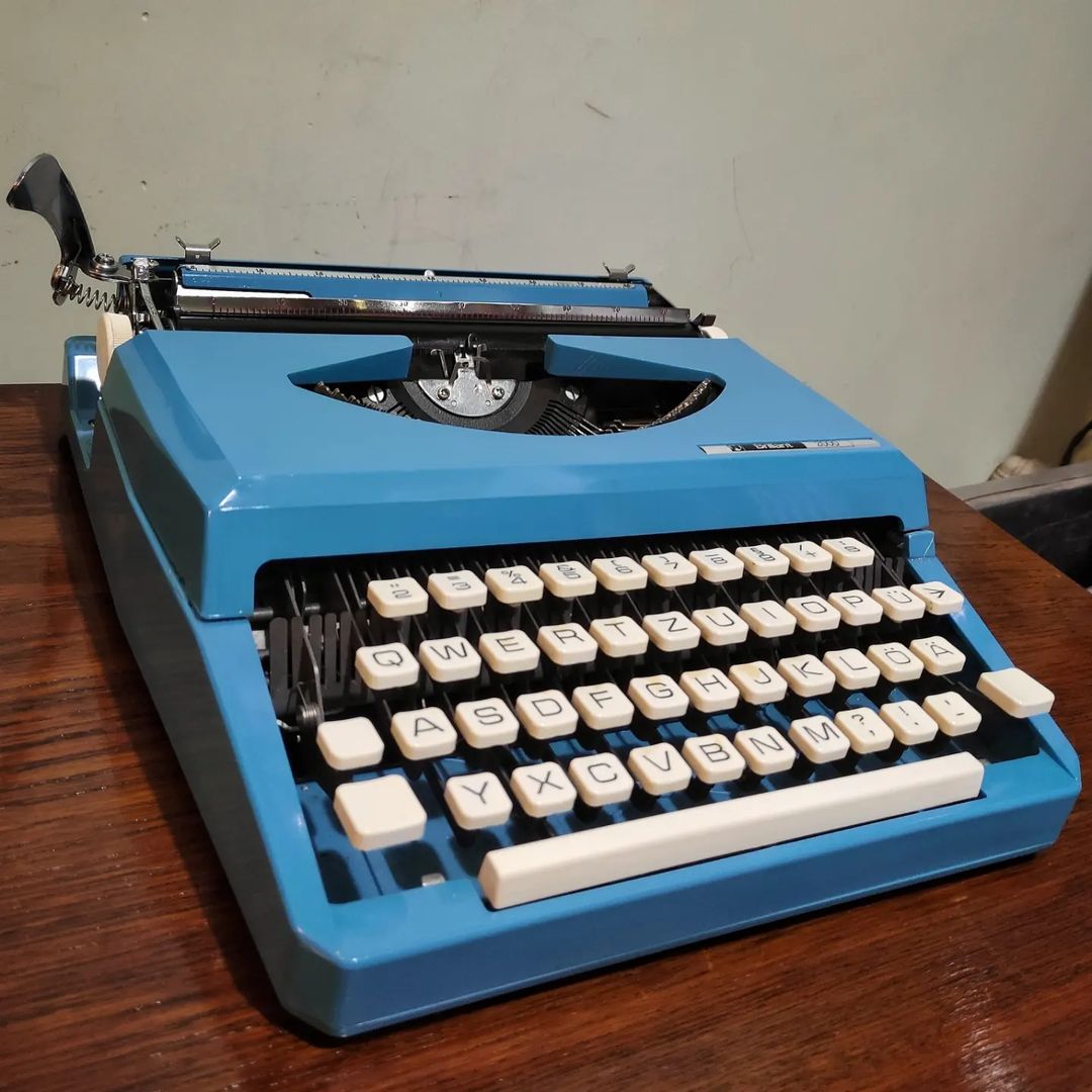 1970's Japan  Brillant brand 2000 model portable typewriter