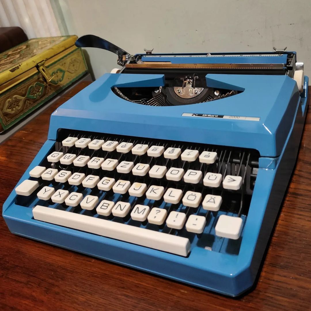 1970's Japan  Brillant brand 2000 model portable typewriter