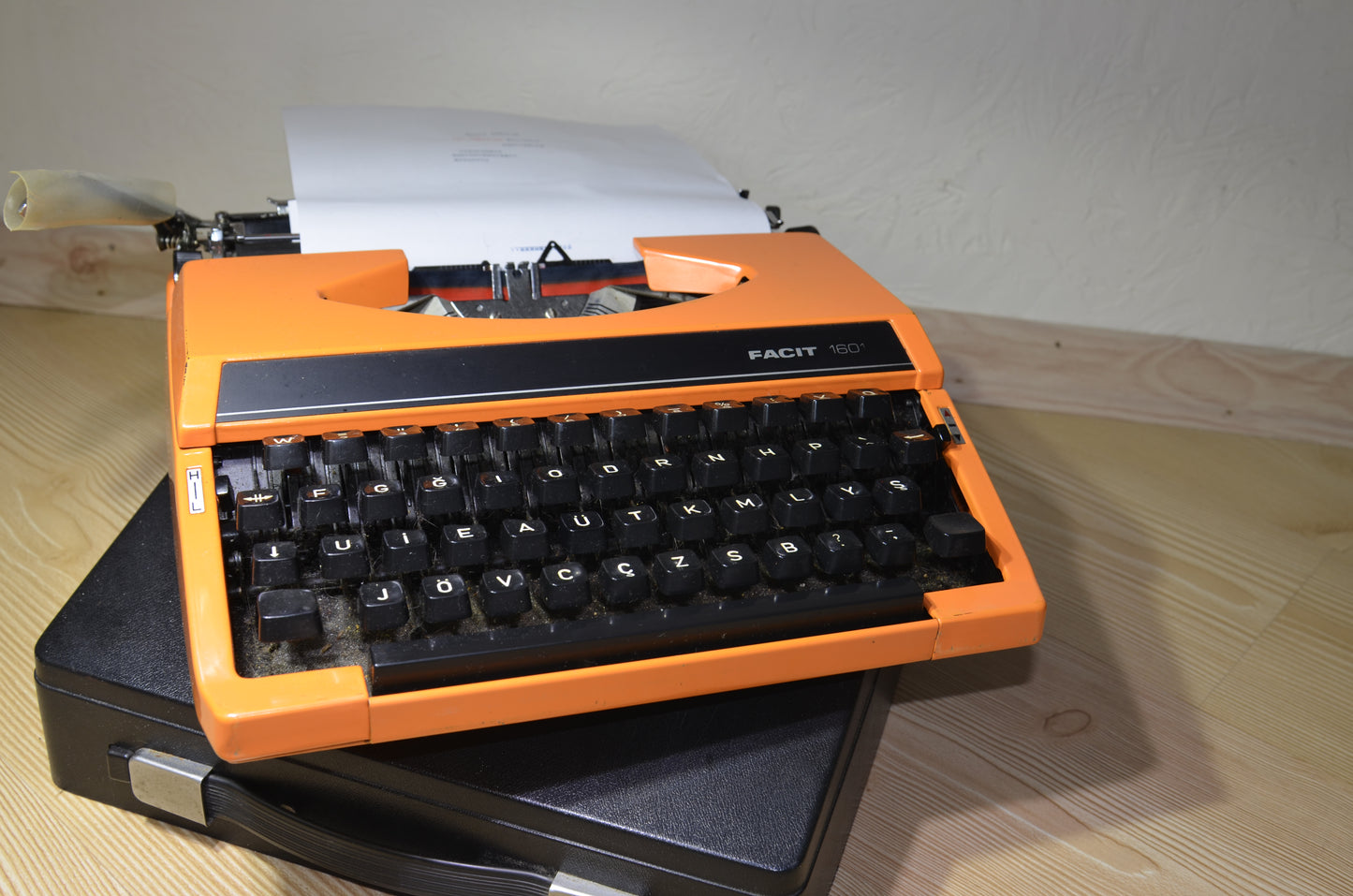 Facit 1601 TYPEWRITER , Orange Color Facit Typewriter, Orginal Bag Avaible