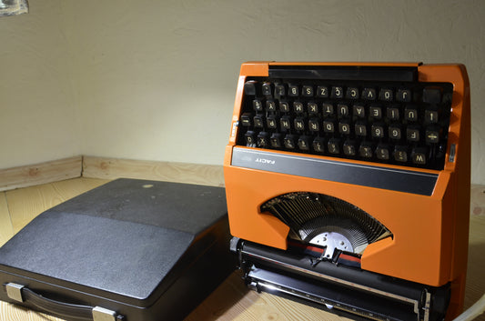 Facit 1601 TYPEWRITER , Orange Color Facit Typewriter, Orginal Bag Avaible