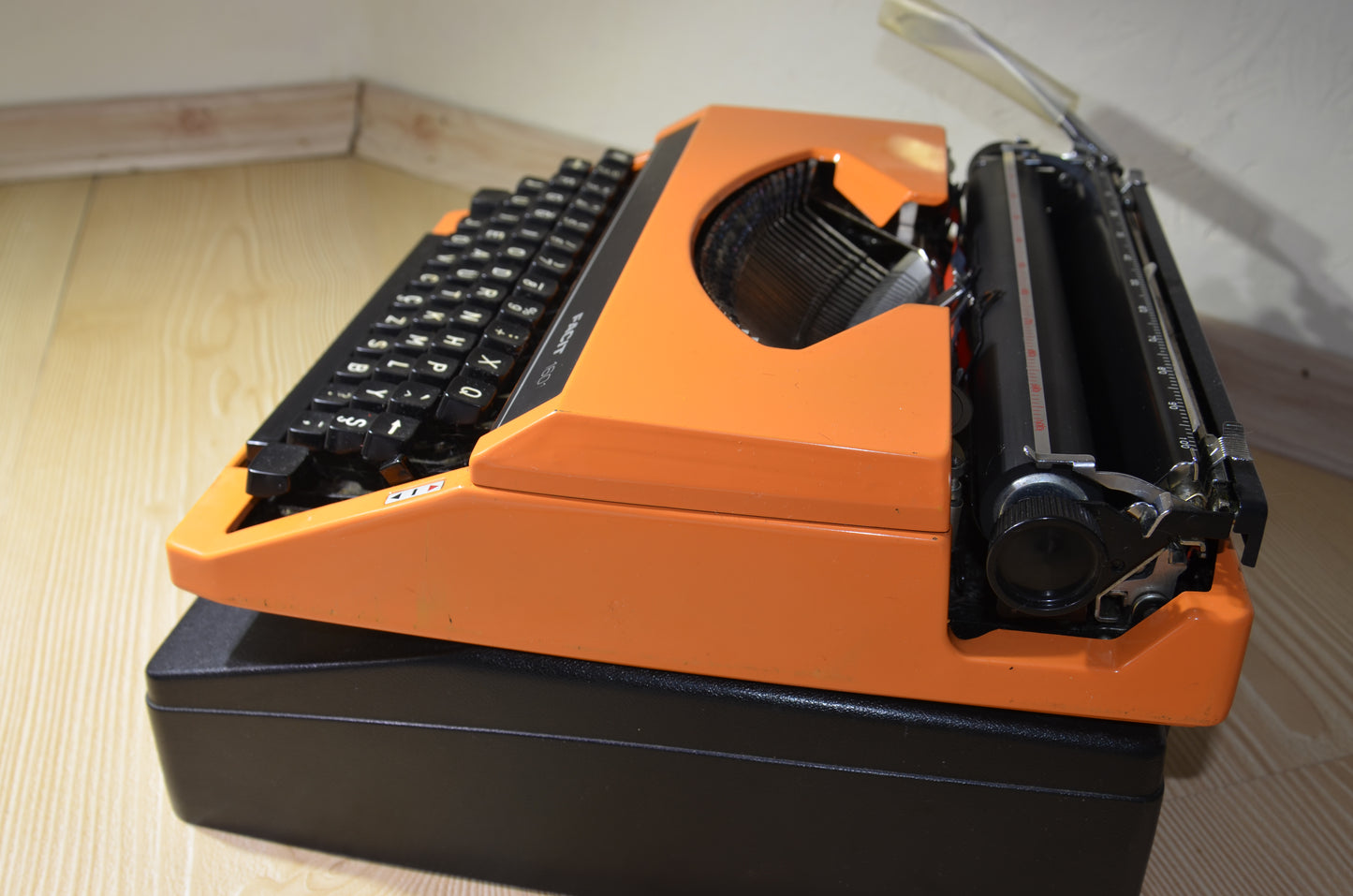 Facit 1601 TYPEWRITER , Orange Color Facit Typewriter, Orginal Bag Avaible