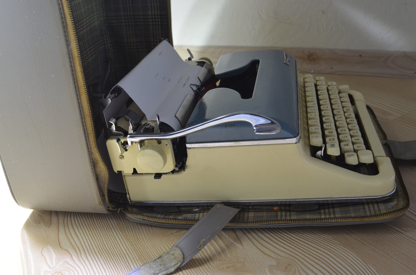 Torpedo Typewriter,Blue and Beige Color Torpedo Typewriter,Orginal Bag Avaible